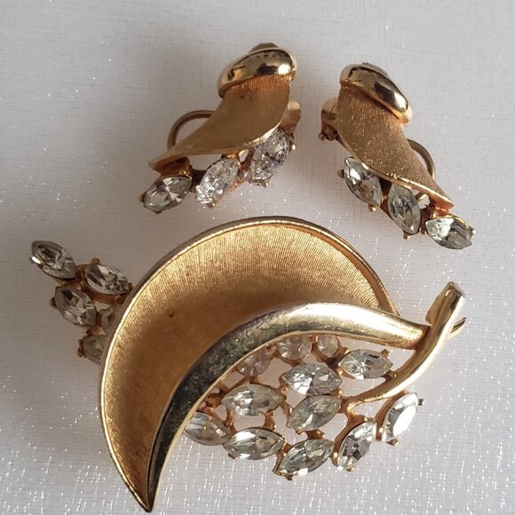 1960-s BSK VINTAGE FLOWER BROOCH AND CLIPS SET WITH MARQUISE CLEAR STONES. - Picture 7 of 7